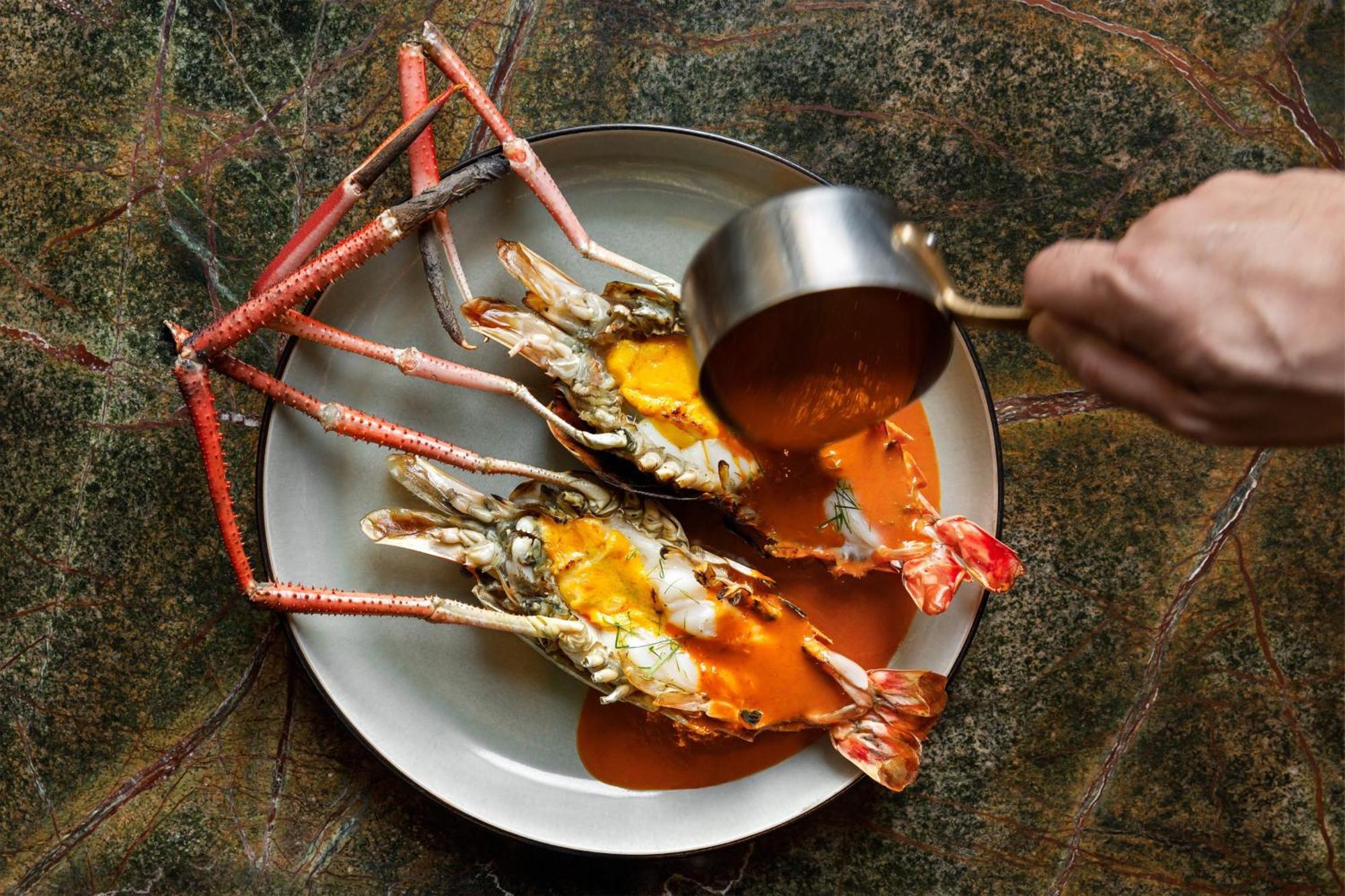 فندق دابليو بانجوك بانكوك المظهر الخارجي الصورة A lobster being prepared for a meal