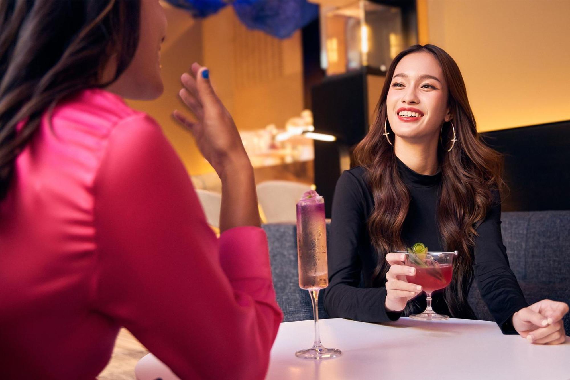فندق دابليو بانجوك بانكوك المظهر الخارجي الصورة Two women socializing