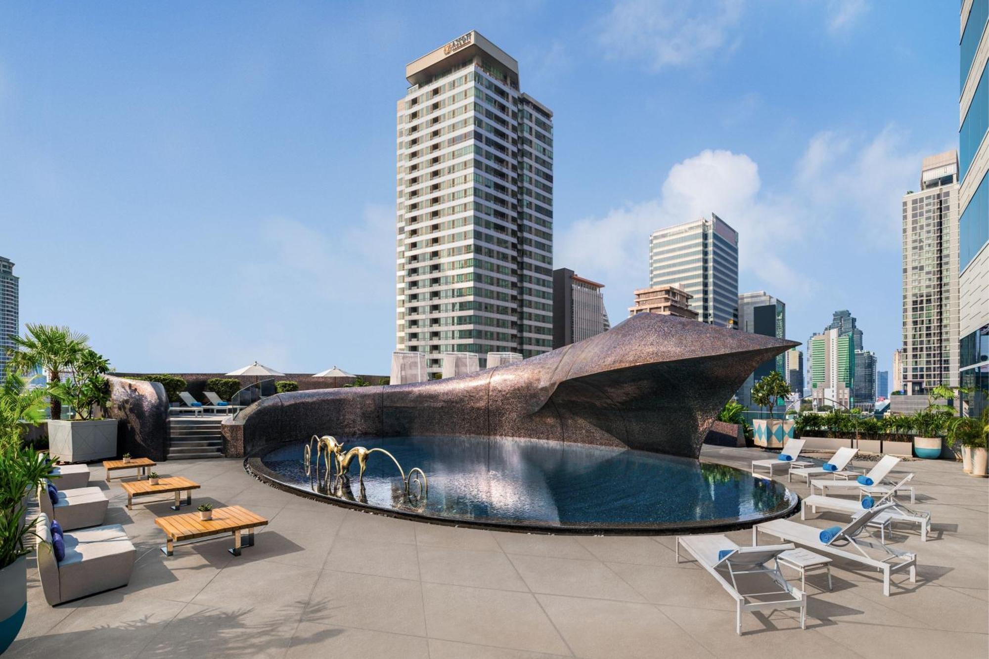 فندق دابليو بانجوك بانكوك المظهر الخارجي الصورة The pool at the hotel