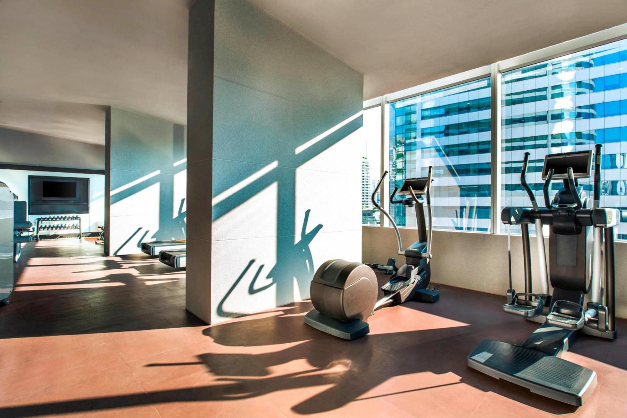 فندق دابليو بانجوك بانكوك المظهر الخارجي الصورة The gym at the hotel