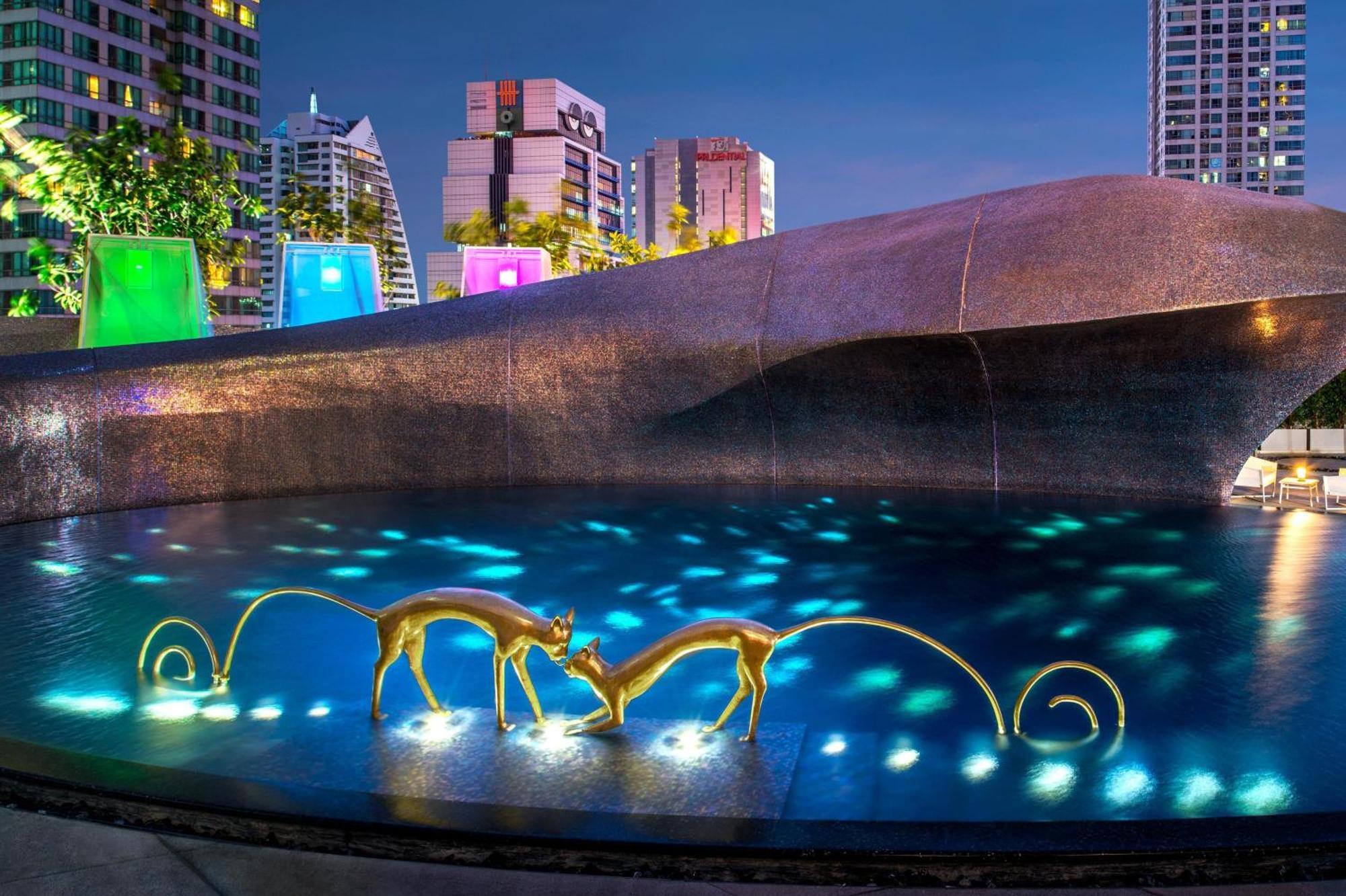 فندق دابليو بانجوك بانكوك المظهر الخارجي الصورة Fountain of the Three Monkeys