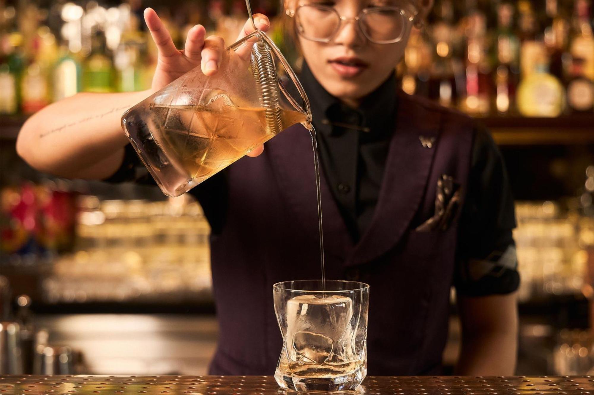 فندق دابليو بانجوك بانكوك المظهر الخارجي الصورة A bartender pouring a drink