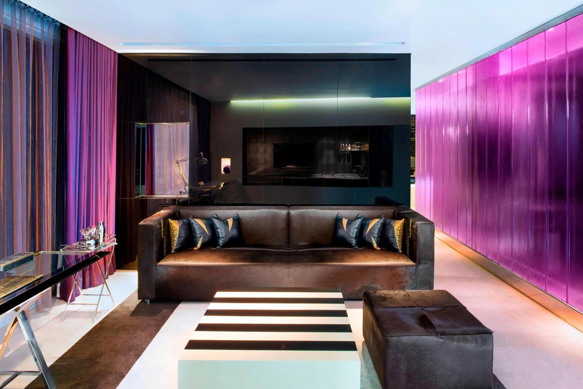 فندق دابليو بانجوك بانكوك المظهر الخارجي الصورة The living room of a suite at the W London